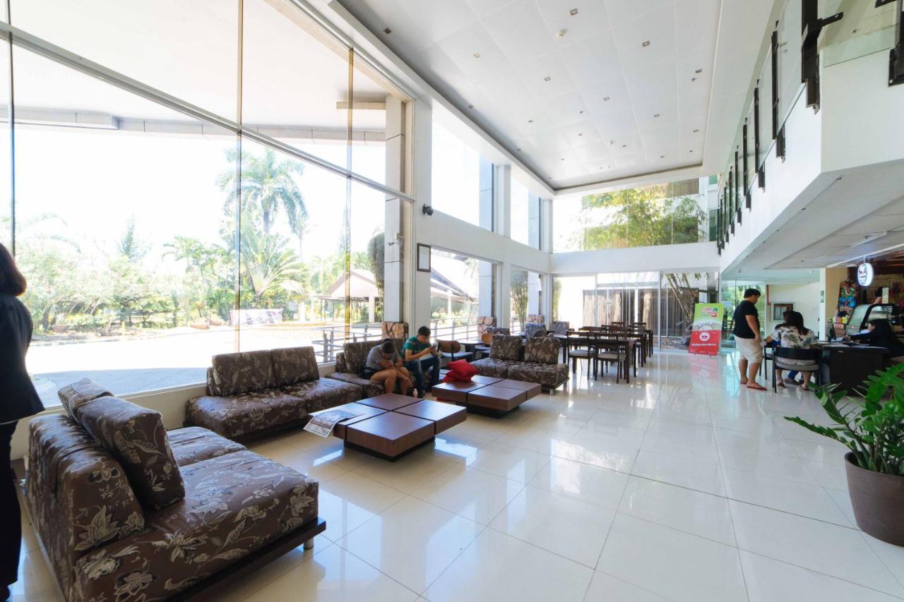 Reddoorz Premium @ The Ritz Garden Oases Hotel Davao City Eksteriør billede
