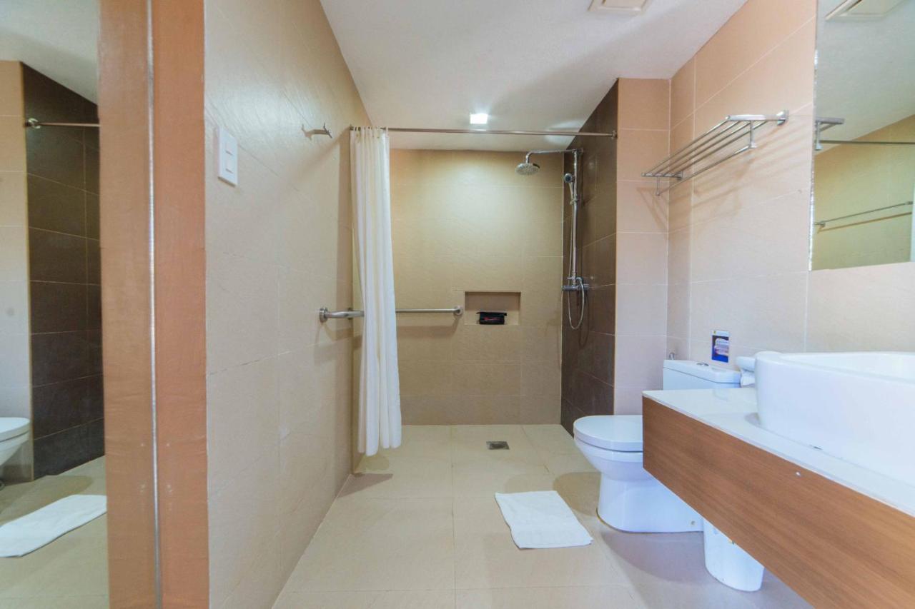 Reddoorz Premium @ The Ritz Garden Oases Hotel Davao City Eksteriør billede