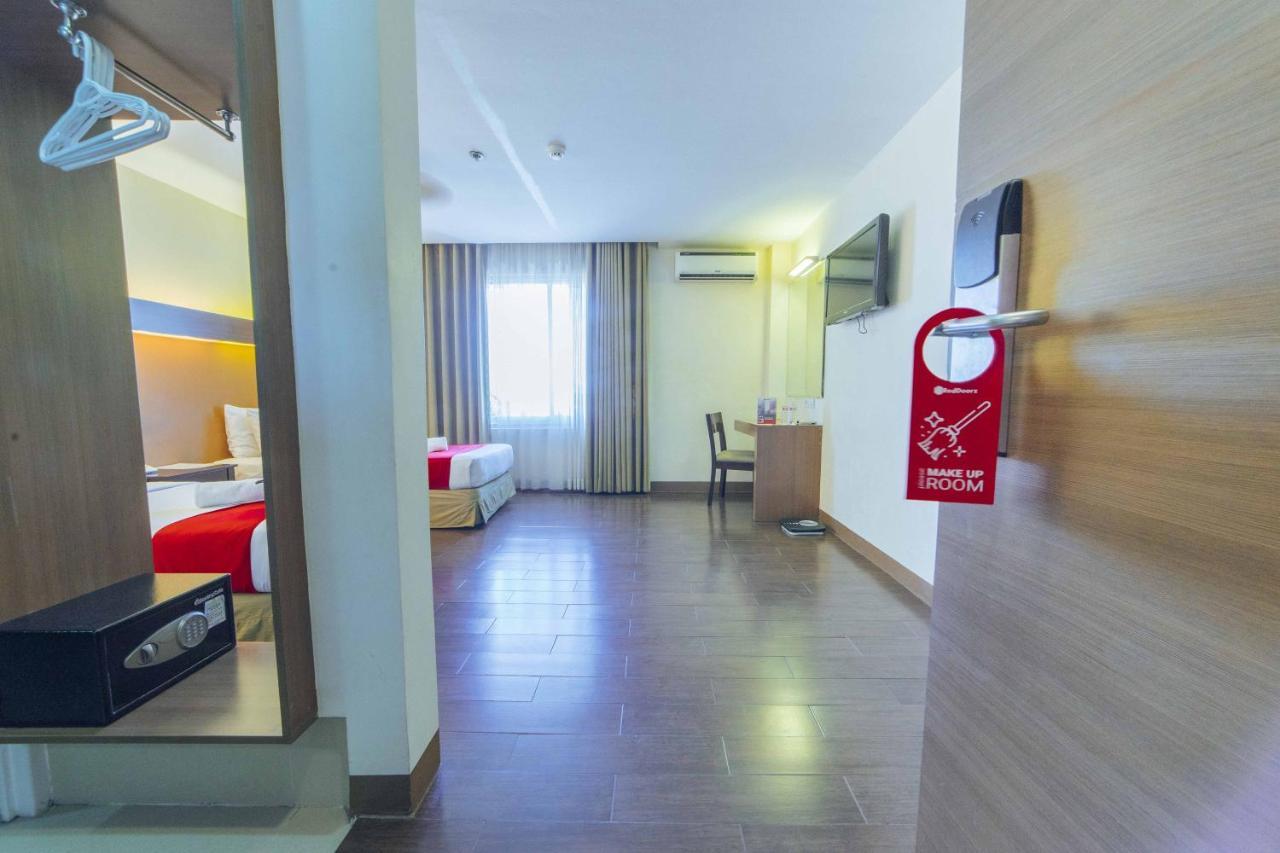 Reddoorz Premium @ The Ritz Garden Oases Hotel Davao City Eksteriør billede