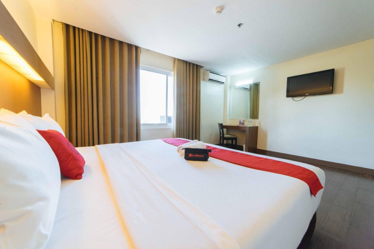 Reddoorz Premium @ The Ritz Garden Oases Hotel Davao City Eksteriør billede