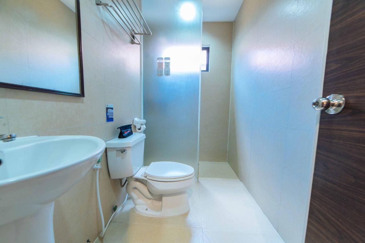 Reddoorz Premium @ The Ritz Garden Oases Hotel Davao City Eksteriør billede