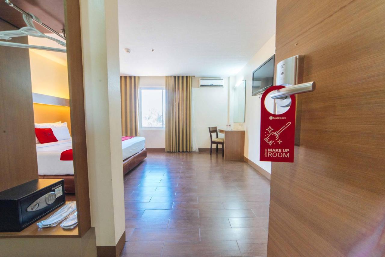 Reddoorz Premium @ The Ritz Garden Oases Hotel Davao City Eksteriør billede